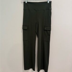 Athleta Women Delancey Dark Green Straight Leg Cargo Pants XS 26” inseam.